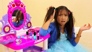Wendy y la tía se maquillan con juguetes de maquillaje para niñas | Pretend Play For Kids