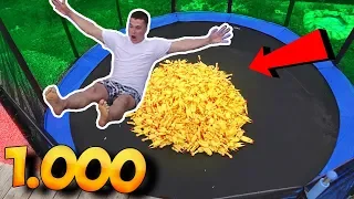 ЧТО ЕСЛИ СПРЫГНУТЬ на БАТУТ и 1000 КРИЧАЩИХ КУРИЦ ?!