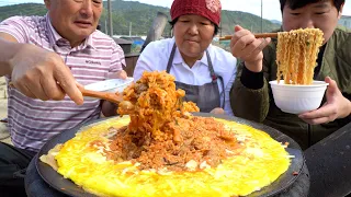 [김치볶음밥] 계란, 치즈를 둘러친 솥뚜껑 김치볶음밥!! (Kimchi Fried Rice with egg, cheese) 요리&먹방!! - Mukbang eating show