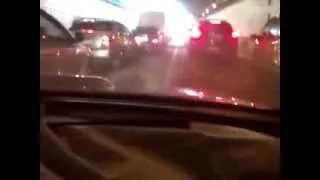 водитель субару на большой скорости влетает в пробку в тоннеле