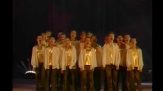 "Oyfn Pripetshik" - performed by the 'Pirchei Russia' choir at 2003!