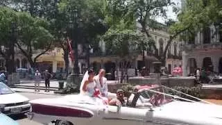 NOVIOS CUBANOS pasando en un descapotables por paseo del Prado.