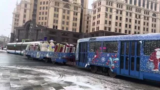 Новогодний трамвай Tatra T3 проезжает павелецкую