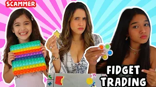 TRADING FIDGET TOYS WITH MY MOM & SISTER!! BELLA SCAMMED US!!!😱🤣