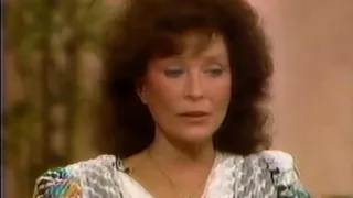 LORETTA LYNN - JOAN RIVERS SHOW, 1989 (105)