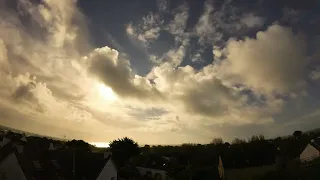 Défilement de nuages en fin de journée sur la côte bretonne