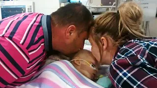 Родители целуют дочь на прощание в больнице, через 30 минут из палаты доносится крик...
