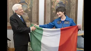 AstroSamantha  ha restituito il Tricolore al Presidente Mattarella