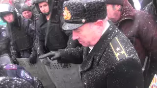 Військовий полковник у формі говорить з бійцями ВВ на Майдані. 9-12-2013