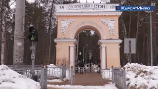 Проход через арку санатория «Сестрорецкий Курорт» на ночь закрывают