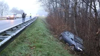 Kolham - Auto belandt achter vangrail bij afslag Hoogezand