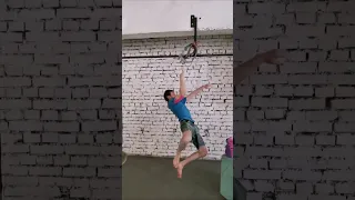 Подтягивание на мизинце на одной руке!|One arm pinky pull-up #shorts #bouldering #climbing #workout