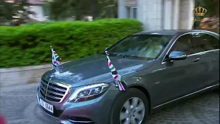 لحظة وصول جلالة الملك ، ترافقه جلالة الملكة ، إلى قصر رغدان حيث تقام فعالية عيد الاستقلال  الـ75