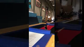 Mano (8 år) står sin første dobbeltsaldo fra trampolin til skum-madras