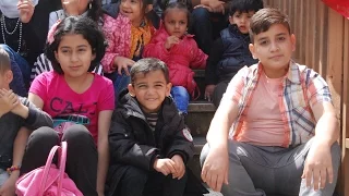 Syrian refugee children sing "O, Canada"