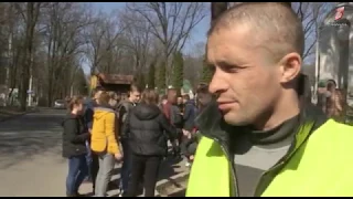 Студенти очищують місто від сміття