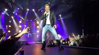 Person stürmt die Bühne... Dieter Bohlen - Cheri Cheri Lady - Düsseldorf, 01.05.2023