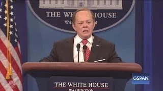 Melissa McCarthy plays Sean Spicer on "Saturday Night Live"