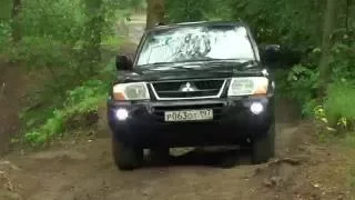 Mitsubishi Pajero 3 climbing with diff lock