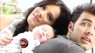 Gaby Espino y Jencarlos Canela presentan a Nickolas ARV 04/04/2012