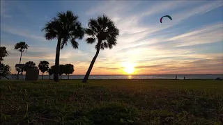 Sunrise in St. Petersburg, Florida, at Lassing Park, on 28 April 2020 (time-lapse) (kiteboarders)