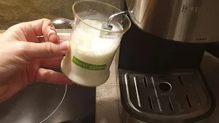 Готовлю капучино - взбиваем молоко в пенку в кофеварке POLARIS PCM 4011
