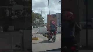 Mulher leva televisão na garupa de moto e cai na saída de Shopping em João Pessoa