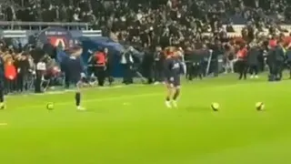 Messi praticing free kick paris