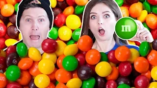 Ищем ОДИН M&Ms в 1000 Skittles! Кто быстрее найдет ЧЕЛЛЕНДЖ 🐞 Эльфинка