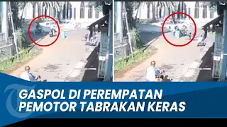 DETIK-DETIK Tabrakan Keras Dua Pemotor di Perempatan Jalan