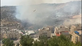 שריפת ענק משתוללת בשכונת הר חומה בירושלים (קרדיט: אלי ברקוביץ)