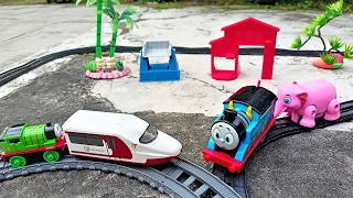 Drama Mencari Dan Merakit Kereta Thomas And Friends,Kereta Percy, Kereta LRT ,Gerbong Muat Sapi