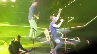 Coldplay - Yellow - A Head Full of Dreams Tour