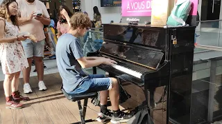 Playing "The Scientist" (Coldplay) at Paris Saint-Lazare - see what people do