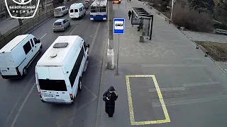 Появилась видео ДТП с маршруткой в центре Волгограда