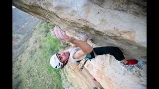 Javi Guzmán encadenando "Naciste" (8b), Patones.-