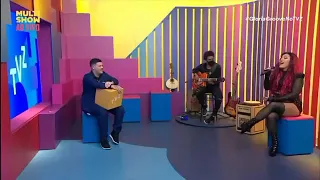 Gloria Groove cantando trecho de "Bebi liguei" da Marília Mendonça