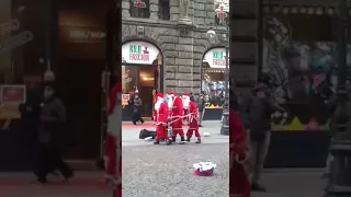 Санта -Клаус танцует в Италии@