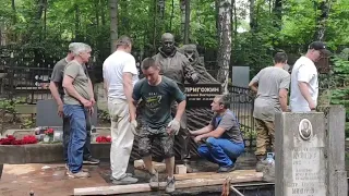 На Пороховском кладбище памятник Пригожину поставили на «ноги»