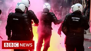 Austria back in lockdown despite protests - BBC News