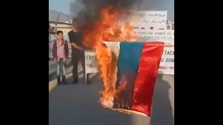неблагодарное местное население Сирии сжигает флаг сборщиков клубники.