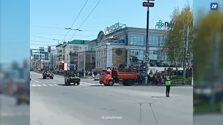 В Чебоксарах девушка перебежала дорогу во время парада Победы