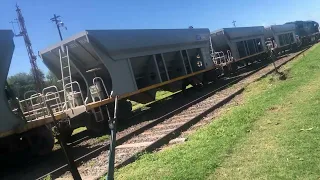 Tren de línea San Martin saliendo de Junín con vagones cargados hacia alianza