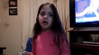 Luli cantando el Raton Perez