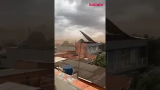 TELHADO É ARRANCADO E SAI VOANDO DURANTE TEMPORAL COM VENTOS FORTES EM SUMARÉ (SP)