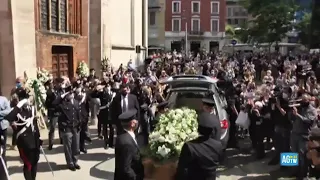 Carla Fracci, i funerali: l’uscita del feretro dalla chiesa e l’applauso di Milano