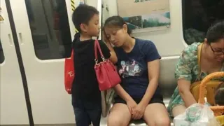 Мальчик стоял рядом со своей матерью в метро и чтобы ей было удобней спать он подставил свою руку!