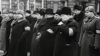 Берия надевает кожаные перчатки на похоронах Сталина Beria wears on leather gloves Funeral of Stalin