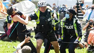 Toronto police use brute force to dismantle homeless encampment