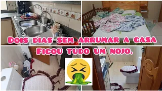 Dois dias sem arrumar a casa ficou tudo um nojo,muita bagunça.